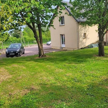 L Etablissement Gold Beach Propose 1 Hebergement , Maison 80M2 Avec Terrain 500M2, Parking Prive A 4 Min Du Port Artificiel D Arromanches, Services Accueil Personnalise, Lits Faits, Serviettes, Menage, Netflix, Wifi Ryes Екстериор снимка
