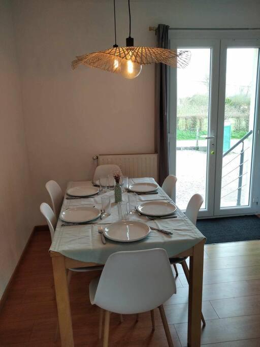 L Etablissement Gold Beach Propose 1 Hebergement , Maison 80M2 Avec Terrain 500M2, Parking Prive A 4 Min Du Port Artificiel D Arromanches, Services Accueil Personnalise, Lits Faits, Serviettes, Menage, Netflix, Wifi Ryes Екстериор снимка