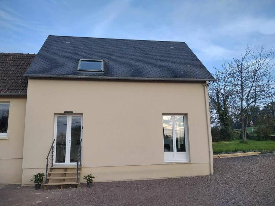 L Etablissement Gold Beach Propose 1 Hebergement , Maison 80M2 Avec Terrain 500M2, Parking Prive A 4 Min Du Port Artificiel D Arromanches, Services Accueil Personnalise, Lits Faits, Serviettes, Menage, Netflix, Wifi Ryes Екстериор снимка