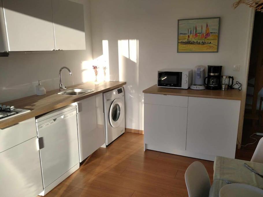 L Etablissement Gold Beach Propose 1 Hebergement , Maison 80M2 Avec Terrain 500M2, Parking Prive A 4 Min Du Port Artificiel D Arromanches, Services Accueil Personnalise, Lits Faits, Serviettes, Menage, Netflix, Wifi Ryes Екстериор снимка