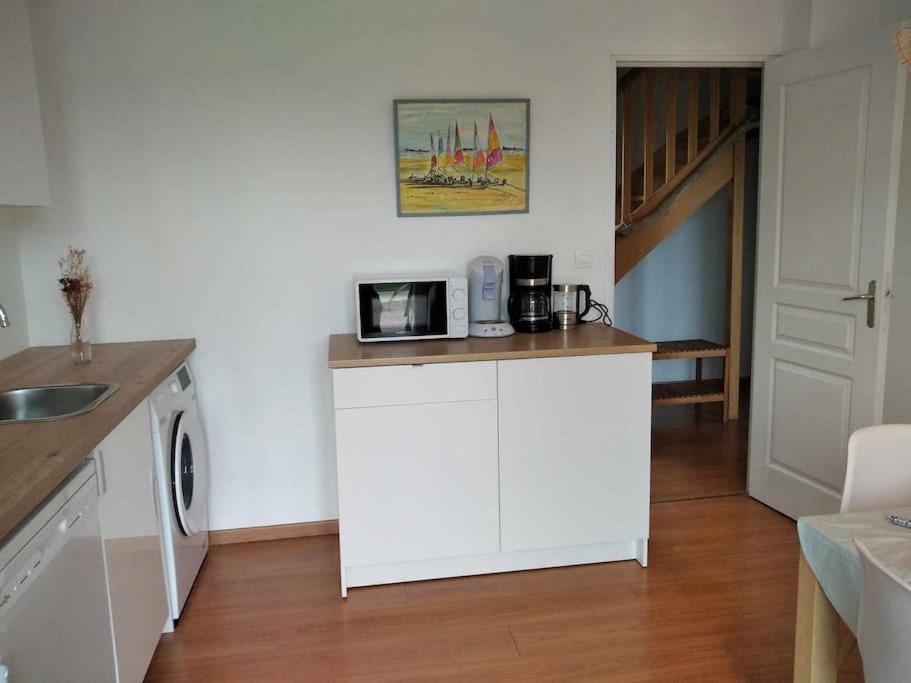 L Etablissement Gold Beach Propose 1 Hebergement , Maison 80M2 Avec Terrain 500M2, Parking Prive A 4 Min Du Port Artificiel D Arromanches, Services Accueil Personnalise, Lits Faits, Serviettes, Menage, Netflix, Wifi Ryes Екстериор снимка