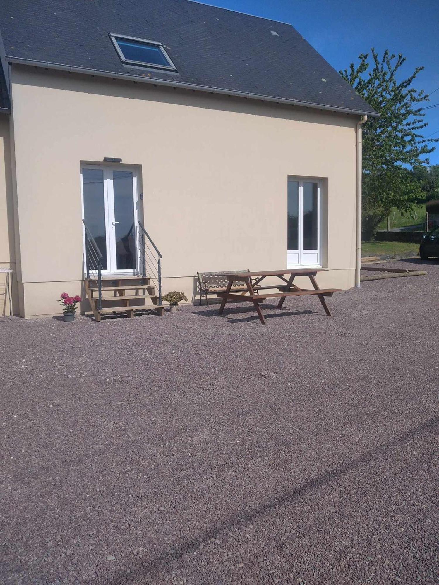 L Etablissement Gold Beach Propose 1 Hebergement , Maison 80M2 Avec Terrain 500M2, Parking Prive A 4 Min Du Port Artificiel D Arromanches, Services Accueil Personnalise, Lits Faits, Serviettes, Menage, Netflix, Wifi Ryes Екстериор снимка